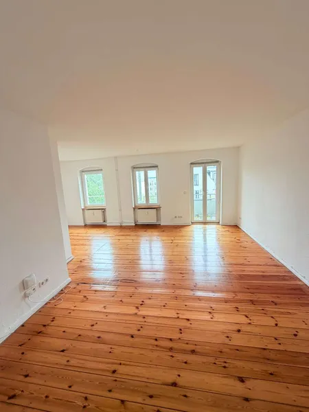 Charmante 2-Zimmer-Altbauwohnung mit Balkon und Aufzug am Engeldamm — photo 1